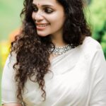 Ann Augustine Instagram - Onam With Tollins Family ❤️ #family#tollins#tollinsfood#onam#onasadhya#home#curls#curlyhair#saree#coffeelover#friendslikefamily#jewelleryaddict#artlover