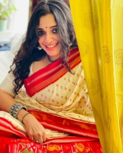 Ann Augustine Instagram - Soo proud to see @g3vinod start her own line of sarees! Would never miss a chance to drape these beauties!❤️ @potpourri_studio 

#sarilover#ikkatsilk#indoorshoot#jewelleryaddict#curls#curlyhair#coffeelover#staysafe#potpurristudio#silver#pearls#artlover