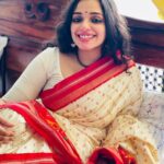 Ann Augustine Instagram - ❤️❤️❤️ @varna_by_gayathri 📸 @g3vinod #throwback#saree#sareelove#jewelleryaddict#silver#silverjewellery#curls#curlyhair#coffeeaddict#aesthetic#instagood#dogmom#art#artlover