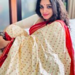Ann Augustine Instagram - ❤️❤️❤️ @varna_by_gayathri 📸 @g3vinod #throwback#saree#sareelove#jewelleryaddict#silver#silverjewellery#curls#curlyhair#coffeeaddict#aesthetic#instagood#dogmom#art#artlover