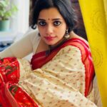 Ann Augustine Instagram - ❤️❤️❤️ @varna_by_gayathri 📸 @g3vinod #throwback#saree#sareelove#jewelleryaddict#silver#silverjewellery#curls#curlyhair#coffeeaddict#aesthetic#instagood#dogmom#art#artlover