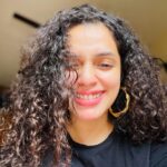 Ann Augustine Instagram - That Feeling good bout myself ‘PSYCHO-tee’ smile! #psycho#favourite#psychotee#curls#curlyhair#jewelleryaddict#goodhairday#silverlove#coffeelover#staysafe#beachlover#home#favtees#feelinggood#artlover