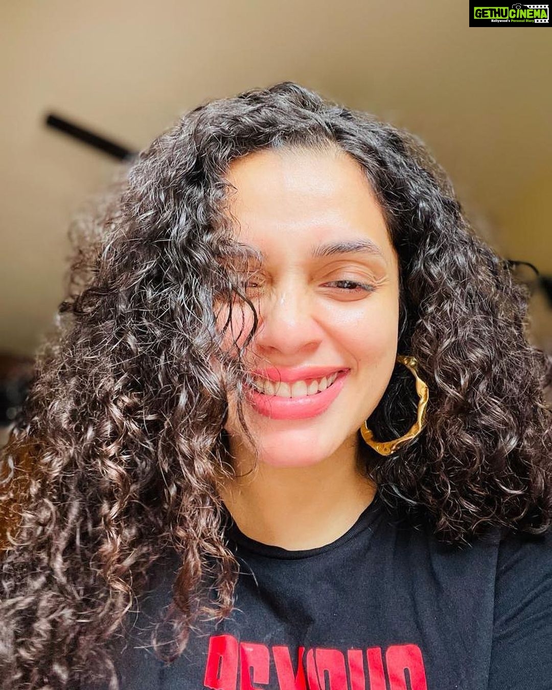 Ann Augustine Instagram - That Feeling good bout myself ‘PSYCHO-tee’ smile! #psycho#favourite#psychotee#curls#curlyhair#jewelleryaddict#goodhairday#silverlove#coffeelover#staysafe#beachlover#home#favtees#feelinggood#artlover