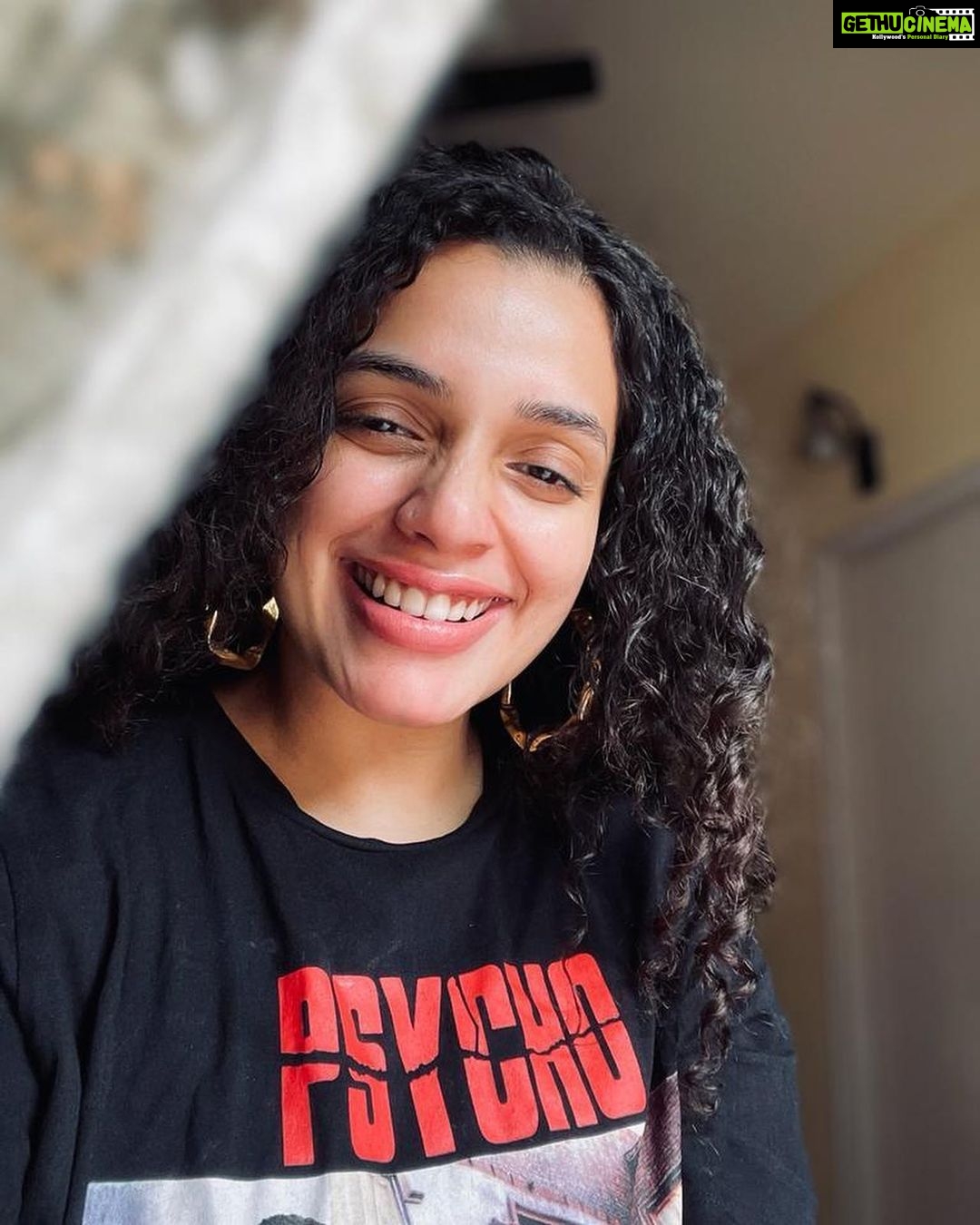Ann Augustine Instagram - That Feeling good bout myself ‘PSYCHO-tee’ smile! #psycho#favourite#psychotee#curls#curlyhair#jewelleryaddict#goodhairday#silverlove#coffeelover#staysafe#beachlover#home#favtees#feelinggood#artlover