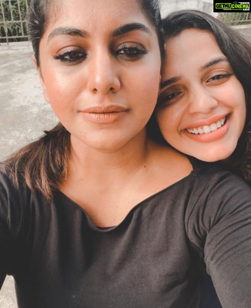 Ann Augustine Instagram - Photo dump of a precious few days with my soul sister ❤️ @nandan_meera #soulsisters#bestie#littlesister#home#missingyou#comebacksoon#love#coffeelovers#family#staysafe#jewelleryaddict#artlover