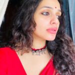 Ann Augustine Instagram - ❤️ #red#randomclick#choker#curls#curlyhair#saree#jewelleryaddict#staysafe#favourites#silver#silverlove#coffeelover#artlover