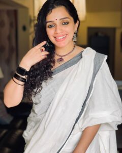 Ann Augustine Instagram - Happy Onam ✨💫❤️

#onam#happyonam#onamsadhya#onamsaree#traditional#malayalis#keralasaree#curls#curlyhair#sareelove#jewelleryaddict#artlover