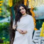 Ann Augustine Instagram - Onam With Tollins Family ❤️ #family#tollins#tollinsfood#onam#onasadhya#home#curls#curlyhair#saree#coffeelover#friendslikefamily#jewelleryaddict#artlover