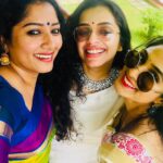 Ann Augustine Instagram - Onam With Tollins Family ❤️ #family#tollins#tollinsfood#onam#onasadhya#home#curls#curlyhair#saree#coffeelover#friendslikefamily#jewelleryaddict#artlover