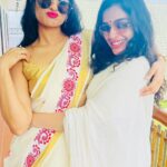 Ann Augustine Instagram - Onam With Tollins Family ❤️ #family#tollins#tollinsfood#onam#onasadhya#home#curls#curlyhair#saree#coffeelover#friendslikefamily#jewelleryaddict#artlover