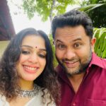 Ann Augustine Instagram - Onam With Tollins Family ❤️ #family#tollins#tollinsfood#onam#onasadhya#home#curls#curlyhair#saree#coffeelover#friendslikefamily#jewelleryaddict#artlover