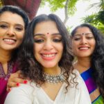 Ann Augustine Instagram - Onam With Tollins Family ❤️ #family#tollins#tollinsfood#onam#onasadhya#home#curls#curlyhair#saree#coffeelover#friendslikefamily#jewelleryaddict#artlover