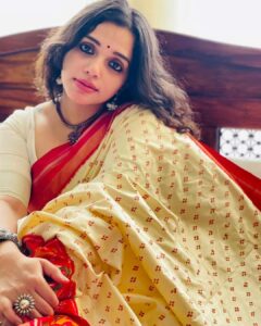 Ann Augustine Instagram - Soo proud to see @g3vinod start her own line of sarees! Would never miss a chance to drape these beauties!❤️ @potpourri_studio 

#sarilover#ikkatsilk#indoorshoot#jewelleryaddict#curls#curlyhair#coffeelover#staysafe#potpurristudio#silver#pearls#artlover
