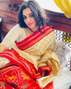 Ann Augustine Instagram - Soo proud to see @g3vinod start her own line of sarees! Would never miss a chance to drape these beauties!❤️ @potpourri_studio 

#sarilover#ikkatsilk#indoorshoot#jewelleryaddict#curls#curlyhair#coffeelover#staysafe#potpurristudio#silver#pearls#artlover