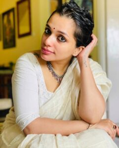 Ann Augustine Instagram - 🌸 #sareelove#neckpiece#silverlove#silverjewellery#lockdowndiaries#staysafe#stayhome#glassrings#curls#curlyhair#jewelleryaddict#coffeelover#artlover