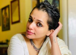 Ann Augustine Instagram - 🌸 #sareelove#neckpiece#silverlove#silverjewellery#lockdowndiaries#staysafe#stayhome#glassrings#curls#curlyhair#jewelleryaddict#coffeelover#artlover