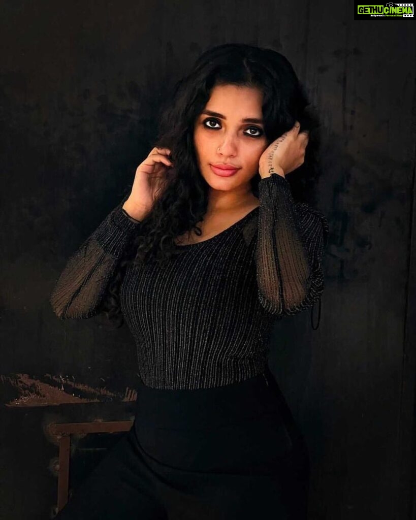 Ann Augustine Instagram - Step out from the shadows… a little bit of light never hurts.🧡 FaceTime shoot with @shanishaki #facetimeshoot#evenings#allblack#ootd#outdoorshoot#jewelleryaddict#photoshoot#curls#curlyhair#coffeeaddict#artlover