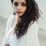 Ann Augustine Instagram - Throwback to when I shot for Tide!😝 A bit of White brilliance in Dark times! 📸 @clintsoman #tide#white#sari#jhumkas#stayhome#staysafe#magichour#coffeeaddict#silverlove#curls#curlyhair#jewelleryaddict#artlover