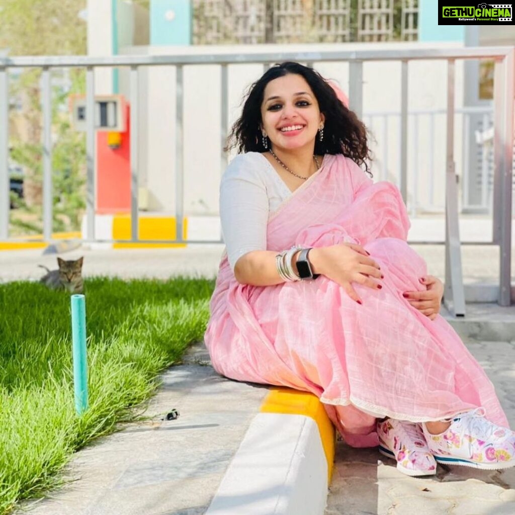 Ann Augustine Instagram - Sneaker sari combo or the photo bombing cat? Choose🌸 #choose#pink#sari#dubai#sneakers#dubaicats#stackedbangles#curlyhair#curls#jewelleryaddict#coffeelover#artlover