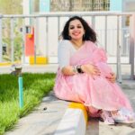 Ann Augustine Instagram - Sneaker sari combo or the photo bombing cat? Choose🌸 #choose#pink#sari#dubai#sneakers#dubaicats#stackedbangles#curlyhair#curls#jewelleryaddict#coffeelover#artlover