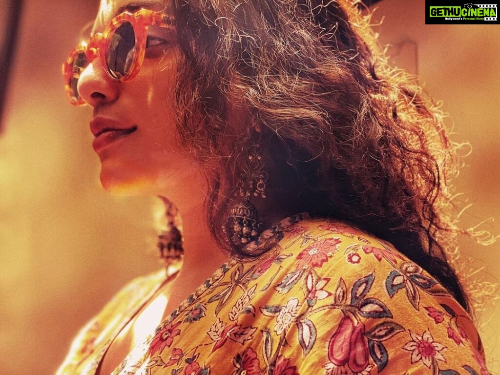 Ann Augustine Instagram - 🧡 📸 @shanishaki #art#yellow#light#shades#silver#artist#silverlove#jewelleryaddict#curls#curlyhair#coffeelover#florals#boho#jhumkas#nartaki