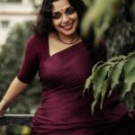 Ann Augustine Instagram - Draping a saree brings back memories of my mum and her almirah of sarees. Nothing can beat the feel of those simple old cotton ones she had. Well, I can go on and on but let’s just enjoy wearing one.❤️ 📸 @clintsoman #saree#sareelove#ootd#jewelleryaddict#life#art#favourites#silver#silverlove#curls#curlyhair#coffelover#magichour#tattooart#soulful