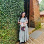Ann Augustine Instagram - It’s a sign...Go green! Inside and outside. #gogreen#insideout#boho#green#cap#prints#shade#curls#curlyhair#stackedup#accesorize#life#art#love#prettywalls#pearls#jewelleryaddict#skirtnshoes