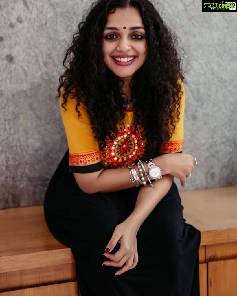 Ann Augustine Instagram - ‘Kaali peeli’ kinda day. Trust @clintsoman to make you look fab in the middle of a chaotic jam-packed shoot..🧡 #shoots#shootdays#live#life#silver#silverlove#colours#coffeaddict#yellow#indian#bangles#chokers#curls#curlyhair#rings#indoorshoots#stackedbangles#music#miramarfilms#beaches