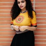 Ann Augustine Instagram - ‘Kaali peeli’ kinda day. Trust @clintsoman to make you look fab in the middle of a chaotic jam-packed shoot..🧡#shoot#shootdays#yellow#indian#silver#silverlove#bangles#chokers#curls#curlyhair#colours#indoorshoots#rings