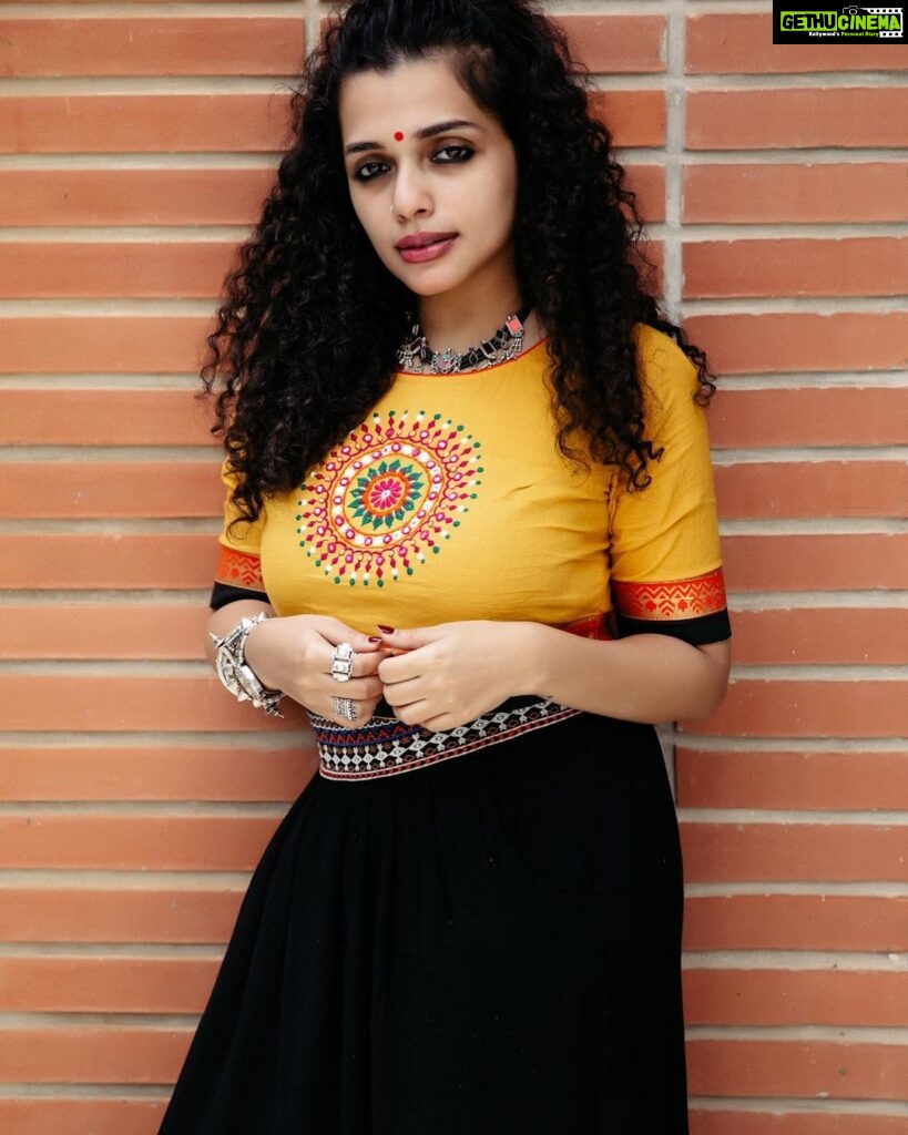 Ann Augustine Instagram - ‘Kaali peeli’ kinda day. Trust @clintsoman to make you look fab in the middle of a chaotic jam-packed shoot..🧡#shoot#shootdays#yellow#indian#silver#silverlove#bangles#chokers#curls#curlyhair#colours#indoorshoots#rings