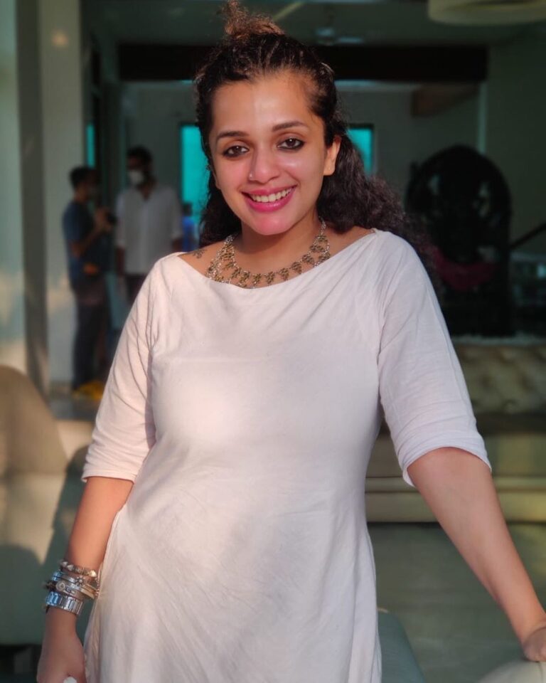 Ann Augustine Instagram - “Catching a bit of sunlight in between a chaotic set” #nofilter#fridays#coffeelover#sunlight #shoots#art#life#love#silver#silverlove#reflections#whites#stackedbangles#setlove