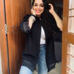 Ann Augustine Instagram - white top, a warm jacket, silver & loads of Kajal! #jackets#black#silver#statementearrings#pridemonth#stackedbangles#silverlove#staysafe#curls#curlyhair#jewelleryaddict#zarawoman#coffeelover#miramarfilms#artlover