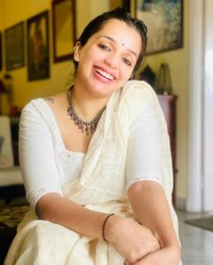 Ann Augustine Instagram - 🌸

#sareelove#neckpiece#silverlove#silverjewellery#lockdowndiaries#staysafe#stayhome#glassrings#curls#curlyhair#jewelleryaddict#coffeelover#artlover
