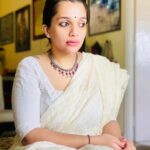 Ann Augustine Instagram - 🌸 #sareelove#neckpiece#silverlove#silverjewellery#lockdowndiaries#staysafe#stayhome#glassrings#curls#curlyhair#jewelleryaddict#coffeelover#artlover