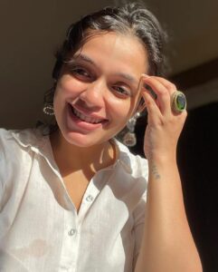 Ann Augustine Instagram - To all those who love jhumkas ... would u pair it with a simple crisp white shirt? 🌸

#jhumkas#silver#covidtimes#lockdown#lockdowndiaries#stayhome#staysafe#whites#jewelleryaddict#curls#curlyhair#caffeine#coffeelover#magichour#artlover