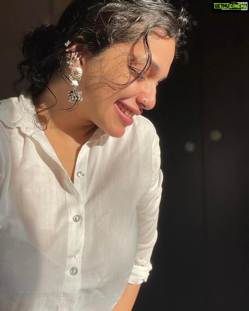 Ann Augustine Instagram - To all those who love jhumkas ... would u pair it with a simple crisp white shirt? 🌸 #jhumkas#silver#covidtimes#lockdown#lockdowndiaries#stayhome#staysafe#whites#jewelleryaddict#curls#curlyhair#caffeine#coffeelover#magichour#artlover