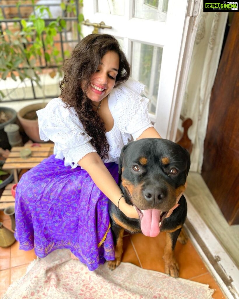 Ann Augustine Instagram - It might feel like things can’t get anymore darker than they are... Time to take a deep breath, look around and be grateful for all the tiny little blessings you have. 🌸 #staysafe#stayhome#grateful#blessings#home#oza#rottweiler#adoptdontshop #curls#curlyhair#coffeeaddict#artlover