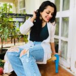 Ann Augustine Instagram - 🌸 #balconygarden#curlyhair#jewelleryaddict#coffeelover#green#momjeans#randomshoot#vintagegold#artlover Bangalore
