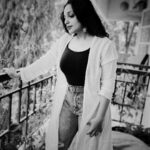 Ann Augustine Instagram - 🌸 #balconygarden#curlyhair#jewelleryaddict#coffeelover#green#momjeans#randomshoot#vintagegold#artlover Bangalore