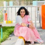 Ann Augustine Instagram - Sneaker sari combo or the photo bombing cat? Choose🌸 #choose#pink#sari#dubai#sneakers#dubaicats#stackedbangles#curlyhair#curls#jewelleryaddict#coffeelover#artlover