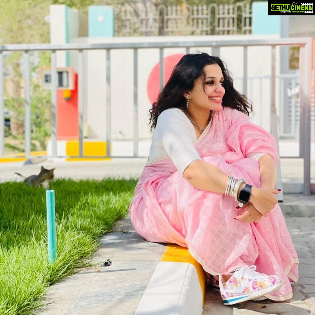 Ann Augustine Instagram - Sneaker sari combo or the photo bombing cat? Choose🌸 #choose#pink#sari#dubai#sneakers#dubaicats#stackedbangles#curlyhair#curls#jewelleryaddict#coffeelover#artlover