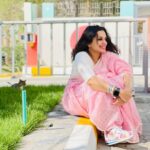 Ann Augustine Instagram – Sneaker sari combo or the photo bombing cat? Choose🌸 

#choose#pink#sari#dubai#sneakers#dubaicats#stackedbangles#curlyhair#curls#jewelleryaddict#coffeelover#artlover