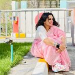 Ann Augustine Instagram - Sneaker sari combo or the photo bombing cat? Choose🌸 #choose#pink#sari#dubai#sneakers#dubaicats#stackedbangles#curlyhair#curls#jewelleryaddict#coffeelover#artlover
