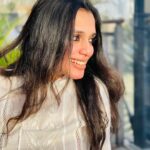 Ann Augustine Instagram - Stealing a bit of shine from our friend in the sky! 🧡 #straighthair#dubai##summerindubai#curlsforlife#curlyhair#sunkissed#goldenhour#white#coffeelover#jewelleryaddict#lamer#starsandbars#artlover