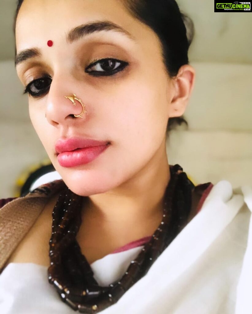 Ann Augustine Instagram - Undying love for saris! 🧡 📸 @rabbitout_ofthe_hat #sareelove#sareelover#undying#jewelleryaddict#art#magichour#coffeelover#curls#curlyhair#silverlove#silverlining#artlover