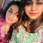 Ann Augustine Instagram - I love you, Sister! 🫶🏼 @nandan_meera #surprisevisit #sisters #home #magichour #hotchocolate #friendslikefamily #curls #curlyhair #jewelleryaddict #filtercoffee #coffeeaddict #kohleyes #artlover