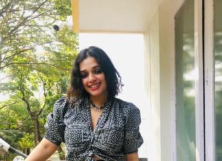 Ann Augustine Instagram - Me. Me & the pack.🧡 #black#me#shepherds#rottweiler#favourites#besties#chokers#silver#silverlove#jewelleryaddict#allblackeverything#ootd#curls#curlyhair#mysquad#coffeelover#artlover