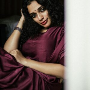 Ann Augustine Instagram - Draping a saree brings back memories of my mum and her almirah of sarees. Nothing can beat the feel of those simple old cotton ones she had. Well, I can go on and on but let’s just enjoy wearing one.❤️ 📸 @clintsoman #saree#sareelove#ootd#jewelleryaddict#life#art#favourites#silver#silverlove#curls#curlyhair#coffelover#magichour#tattooart#soulful