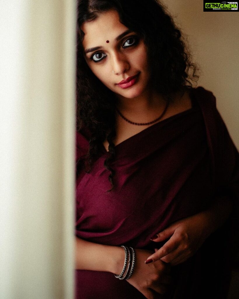 Ann Augustine Instagram - Draping a saree brings back memories of my mum and her almirah of sarees. Nothing can beat the feel of those simple old cotton ones she had. Well, I can go on and on but let’s just enjoy wearing one.❤️ 📸 @clintsoman #saree#sareelove#ootd#jewelleryaddict#life#art#favourites#silver#silverlove#curls#curlyhair#coffelover#magichour#tattooart#soulful