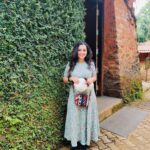 Ann Augustine Instagram - It’s a sign...Go green! Inside and outside. #gogreen#insideout#boho#green#cap#prints#shade#curls#curlyhair#stackedup#accesorize#life#art#love#prettywalls#pearls#jewelleryaddict#skirtnshoes